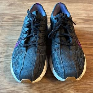 Men’s Nike Flyknit zoom Pegasus 2s in black / purple. Size 10.5